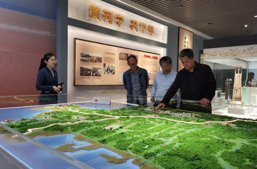 淄博市委党史研究院院长曹丕祯一行到东营黄河文化馆参观交流